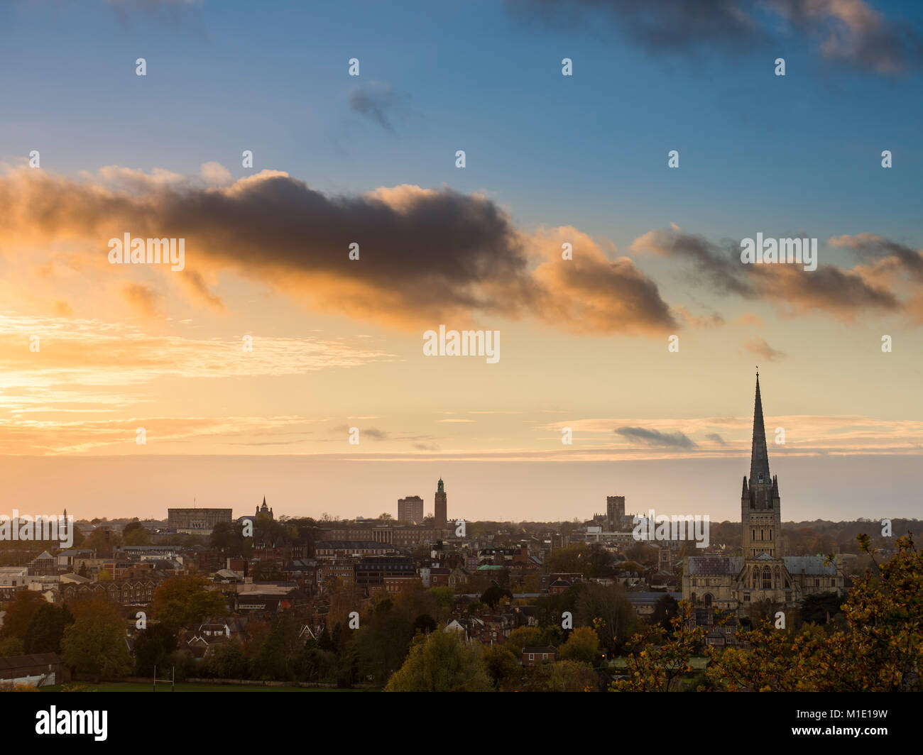 Un autunno il tramonto sulla città di Norwich. Foto Stock