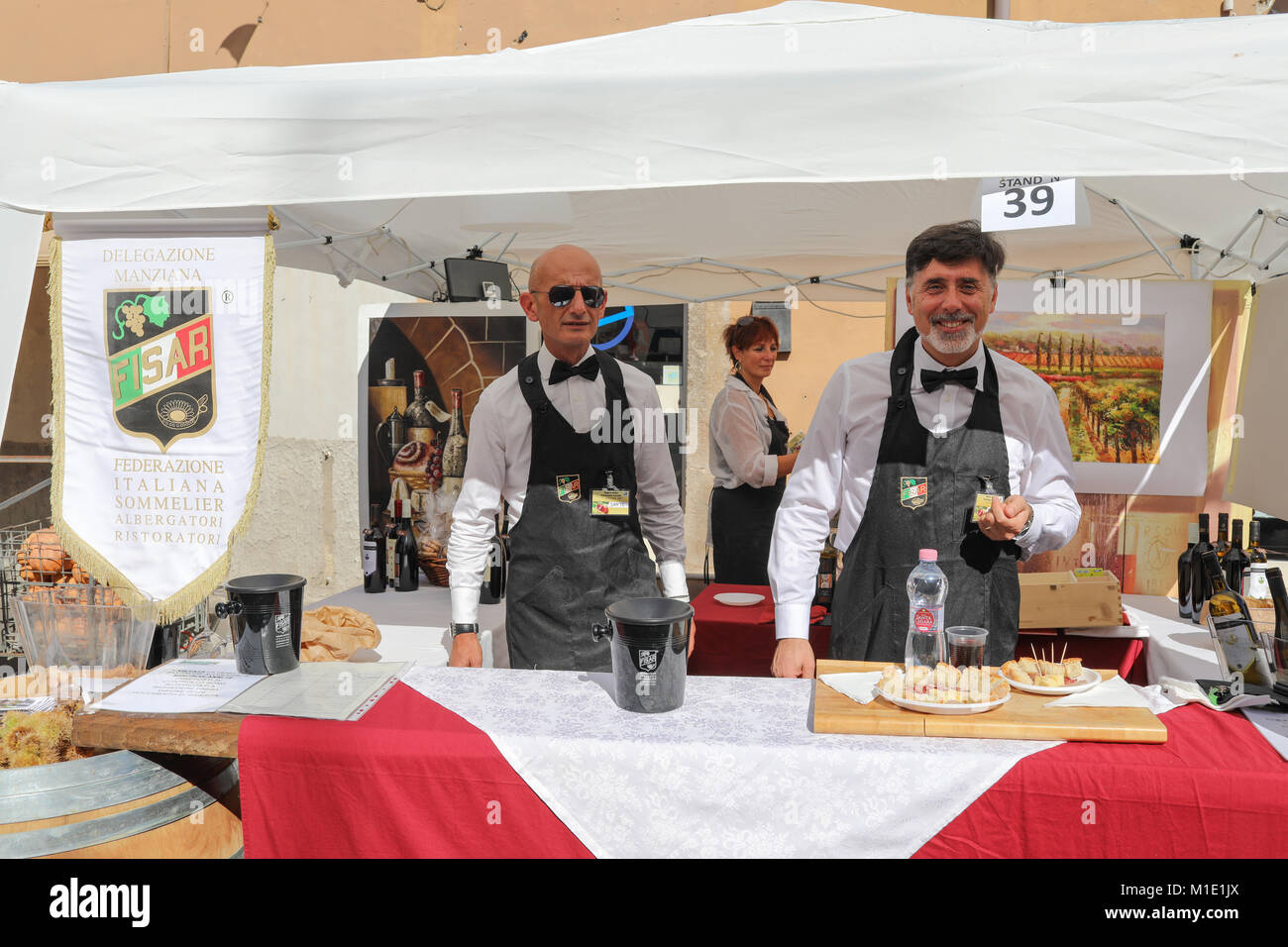 MANZIANA, Lazio, Italia - 14 ottobre 2017: Italiano vino e cibo degustazione presso la sagra della castagna. Foto Stock