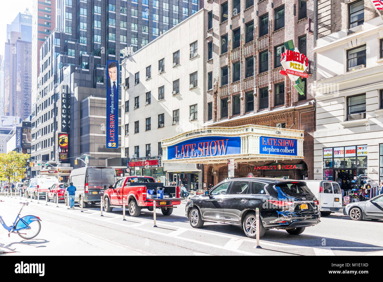 La città di New York, Stati Uniti d'America - 28 Ottobre 2017: Manhattan NYC edifici di midtown Times Square, Broadway Street avenue road, segni di Colbert Late Show, Ange Foto Stock