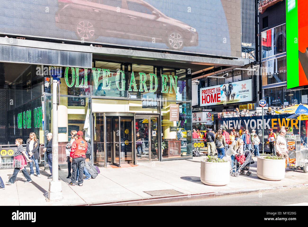 La città di New York, Stati Uniti d'America - 28 Ottobre 2017: Manhattan NYC edifici di midtown Times Square, Broadway Avenue road, segni di annunci per Olive Garden, persone walki Foto Stock