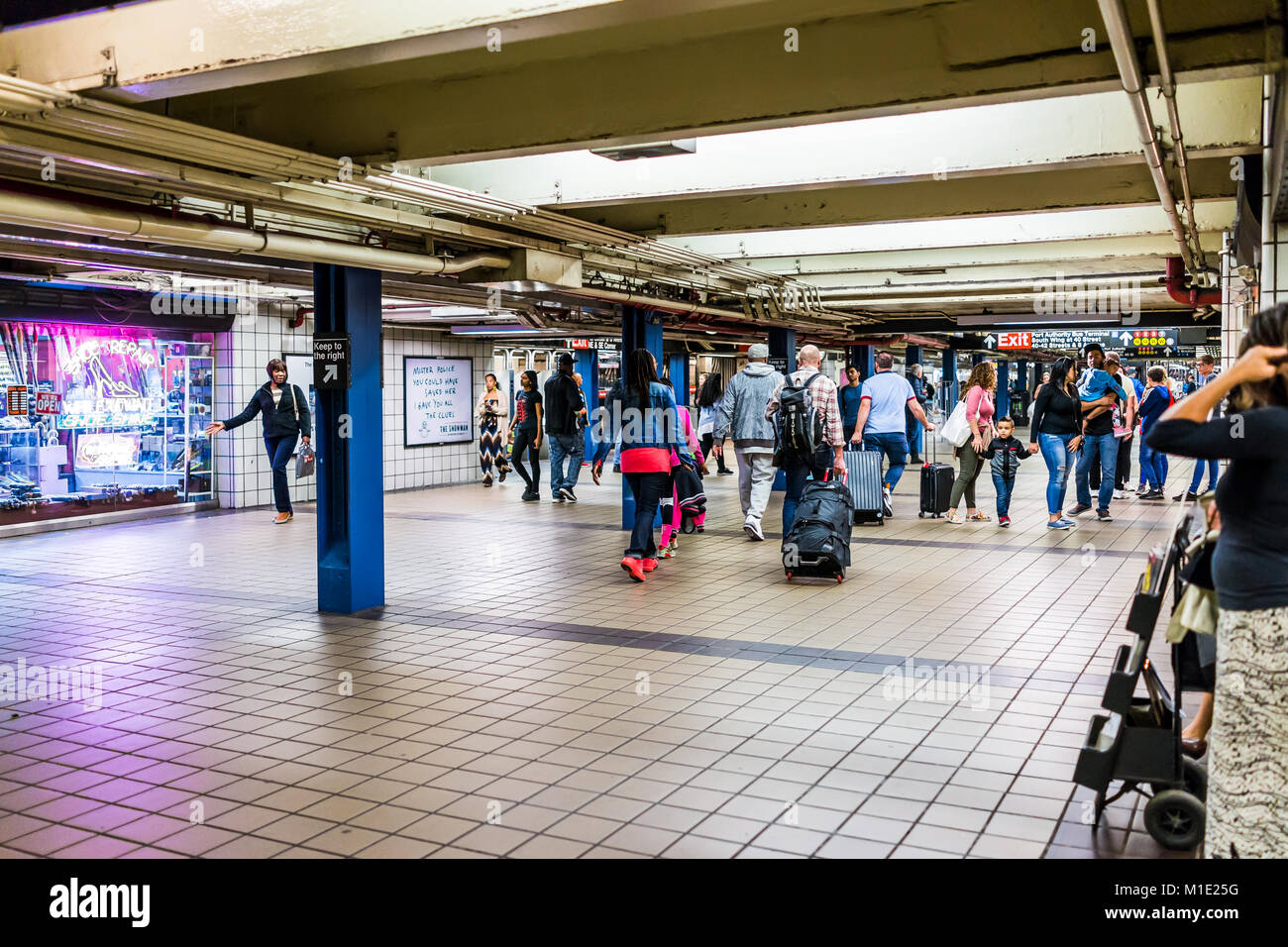 La città di New York, Stati Uniti d'America - 28 Ottobre 2017: la gente camminare in metropolitana da firmare in NYC Stazione della Metropolitana, segnale di uscita Port Authority Bus Terminal, da Foto Stock
