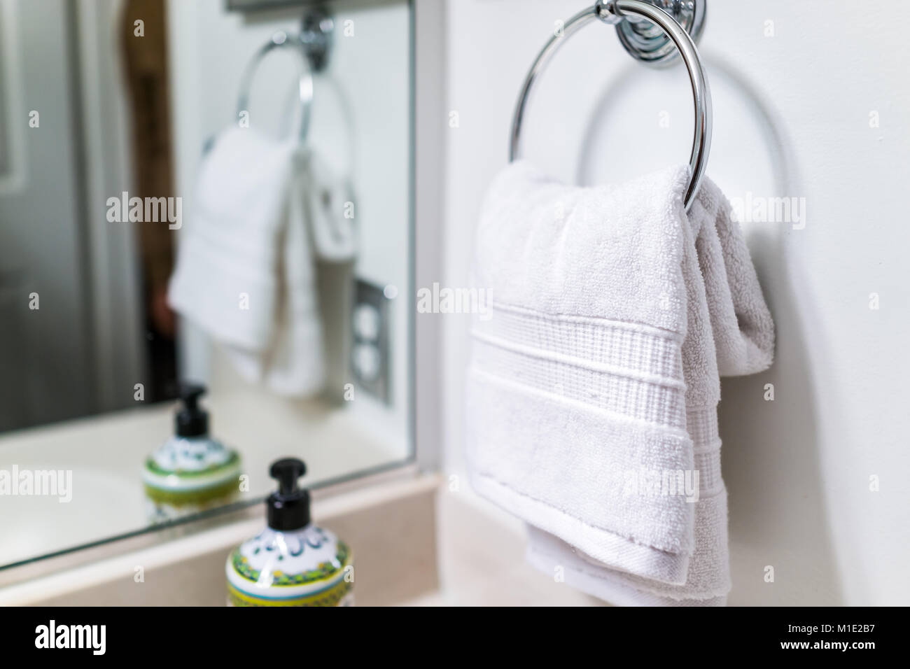 Allestimento di un bagno moderno con uno decorato asciugamano appeso sul rack del lavello in casa modello, appartamento o casa Foto Stock