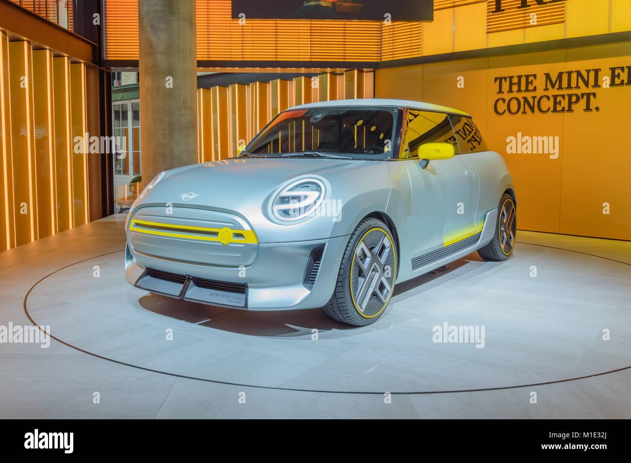 Francoforte, Germania - Sep 17, 2017: Mini concept car elettrica al Salone di Francoforte, vista laterale sinistra Foto Stock