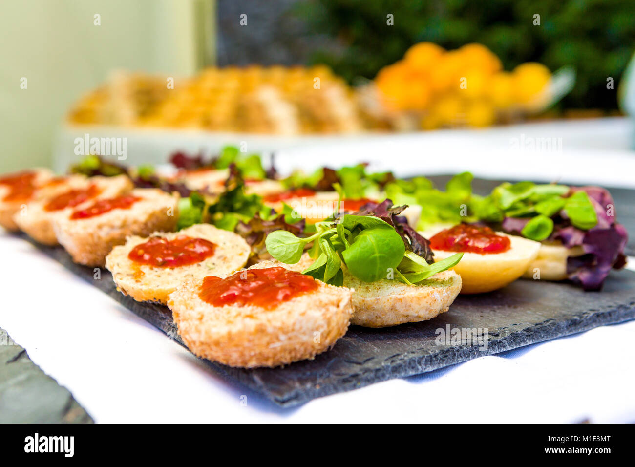 Una selezione di sano cercando Pane presentato su un vassoio di ardesia. Foto Stock