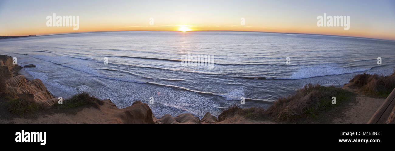 Panoramica Sunset Aerial View from Above and Pacific Ocean Waves Scenic Landscape Torrey Pines state Park Sentiero escursionistico San Diego California Coastline Foto Stock