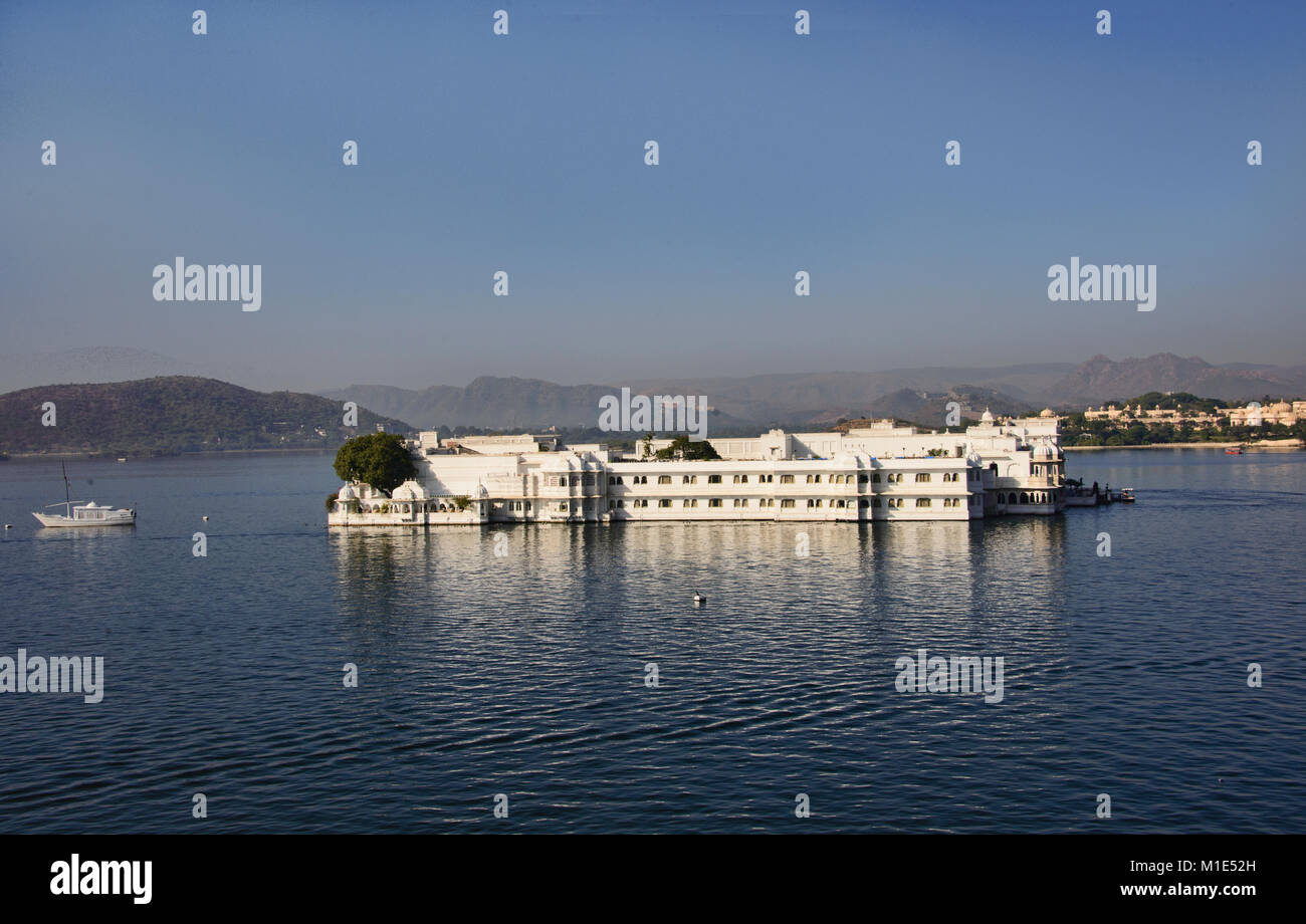 La splendida Jag Niwas Lake Palace Hotel sul Lago Pichola, Udaipur, Rajasthan, India Foto Stock