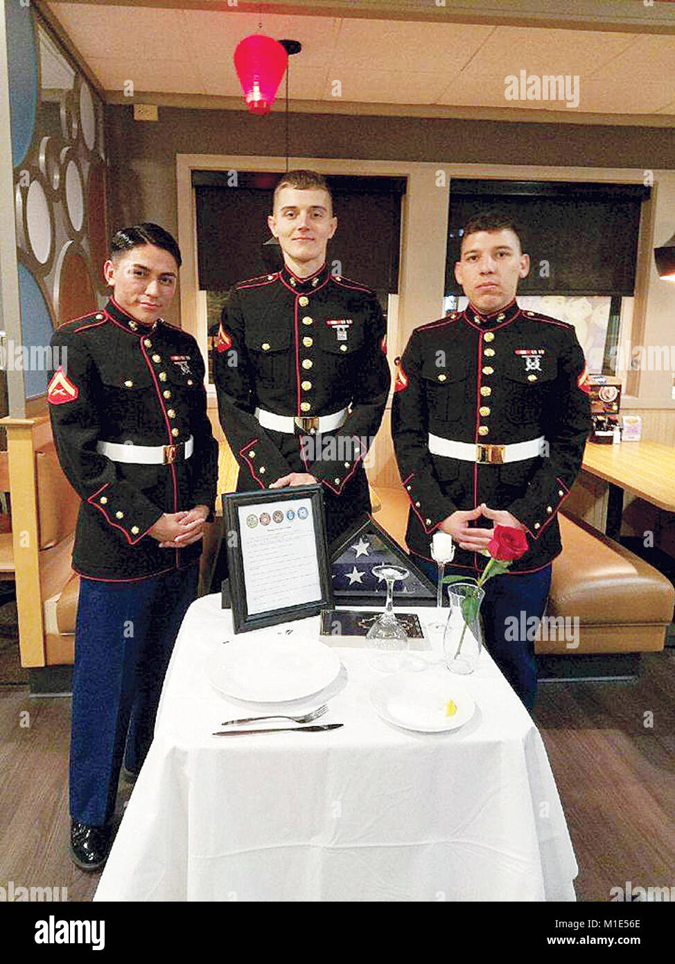 Lancia Cpl. Fernando Fierro-Nunez, Lance Cpl. Thomas Yancoskie, e Lance Cpl. Esteban Campos ha ringraziato patroni per le loro donazioni a Fredericksburg IHOP holiday open house. Foto Stock