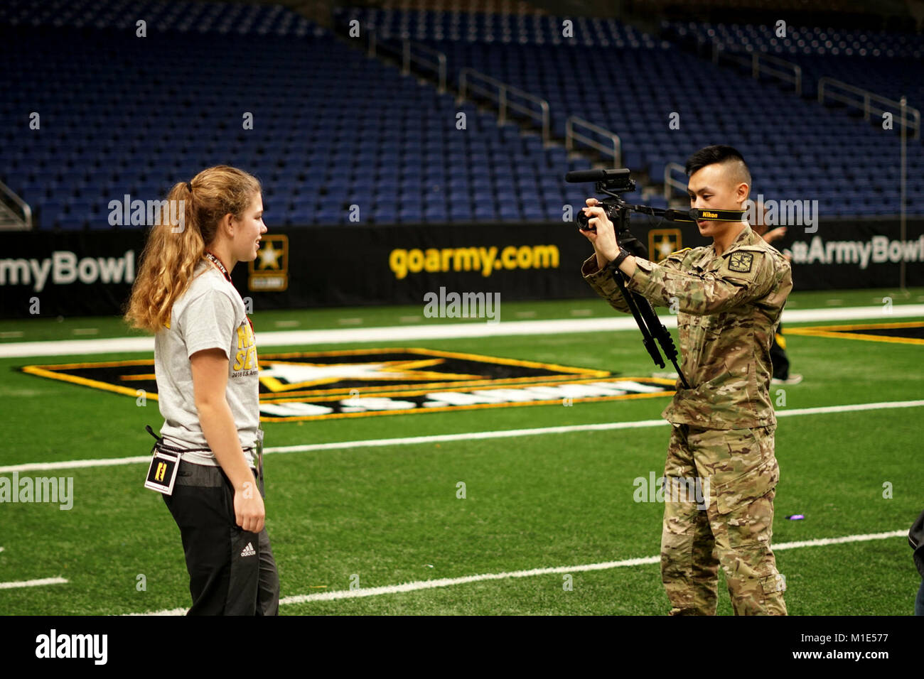 Cadet Dillon, nativo di Des Moines, Iowa, interviste di Luka Motsenbocker durante il 2018 U.S. Esercito ciotola All-American, Alamodome in San Antonio, Texas, gen. 4, 2018. Come parte dell'impegno dell esercito in America a favore della gioventù, la porta AAB ex All-Americans a mentor gli attuali studenti durante tutta la settimana. Foto Stock