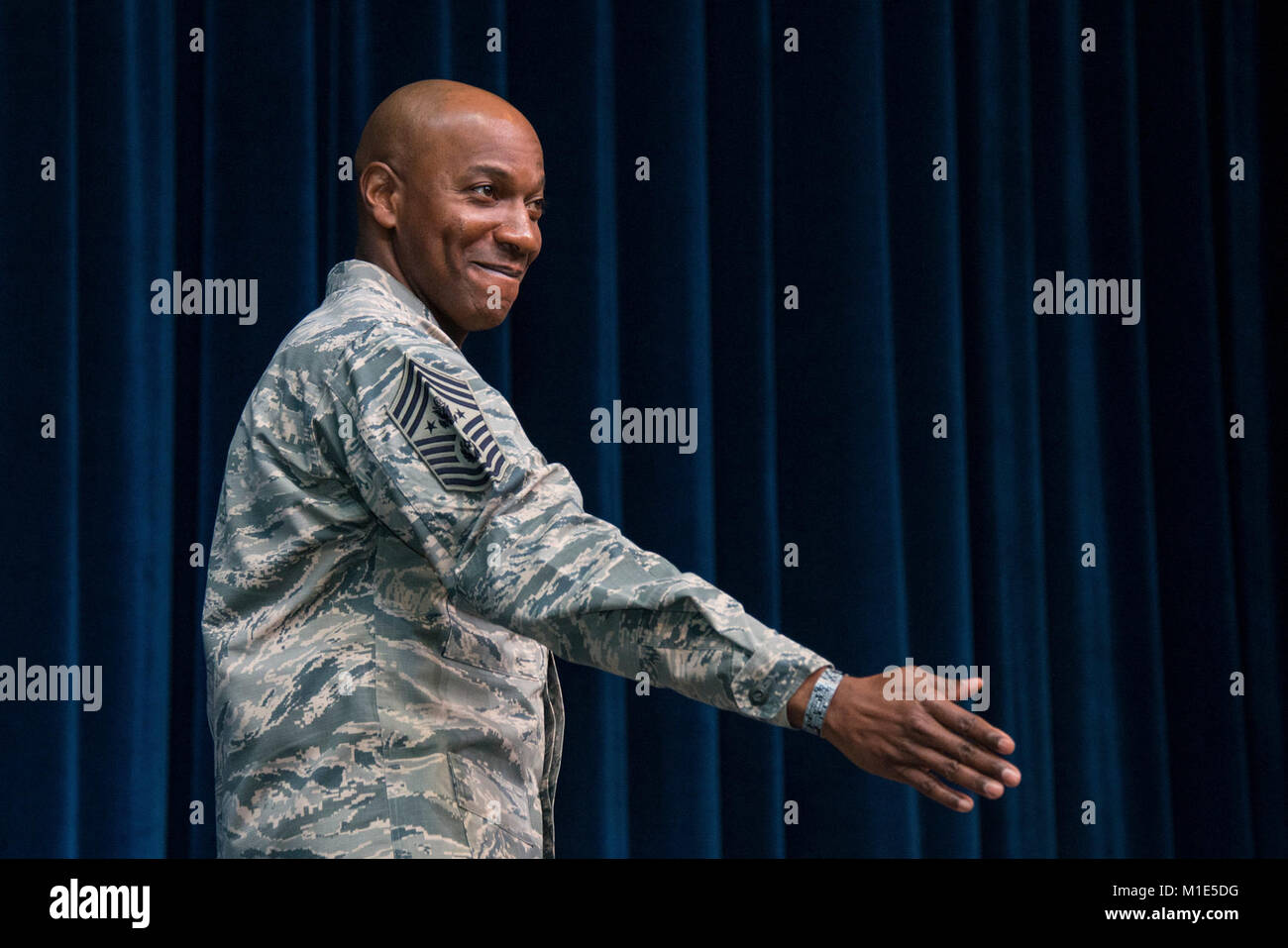 Maxwell AFB, Ala. - Capo Comandante Sergente della Air Force Kaleth O. Wright, XVIII CMSAF detiene un tutti per chiamata personale Maxwell-Gunter, 10 gennaio, 2018. (US Air Force Foto Stock