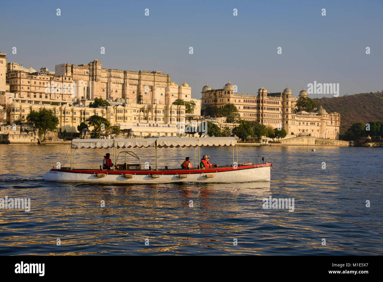 Il maestoso palazzo di città sul lago Pichola, Udaipur, Rajasthan, India Foto Stock