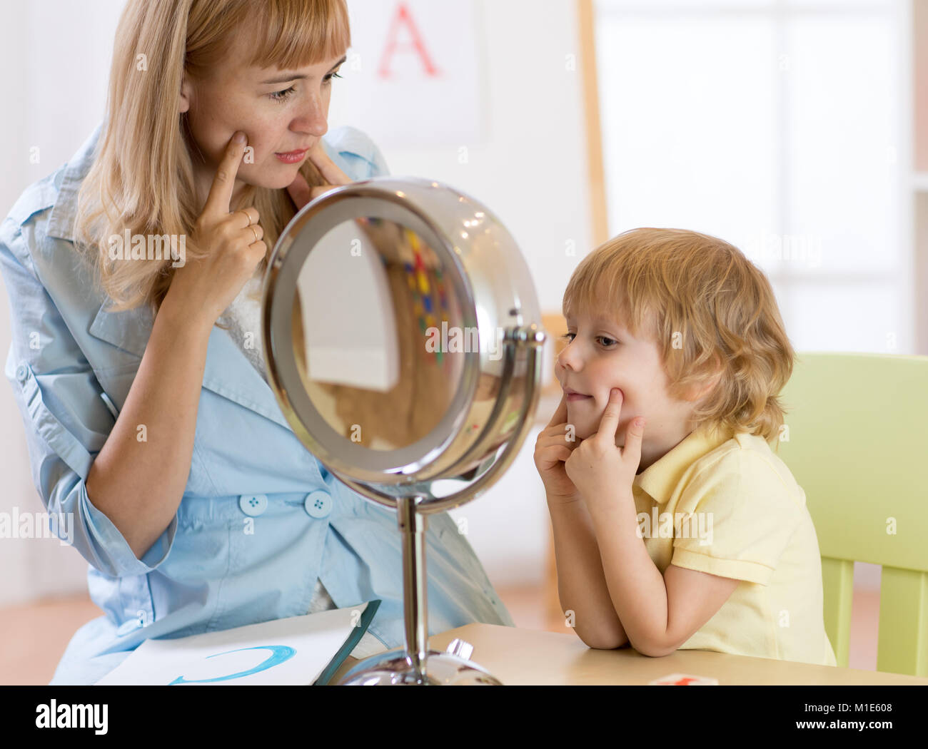 Carino bambino ragazzo di logopedista office Foto Stock