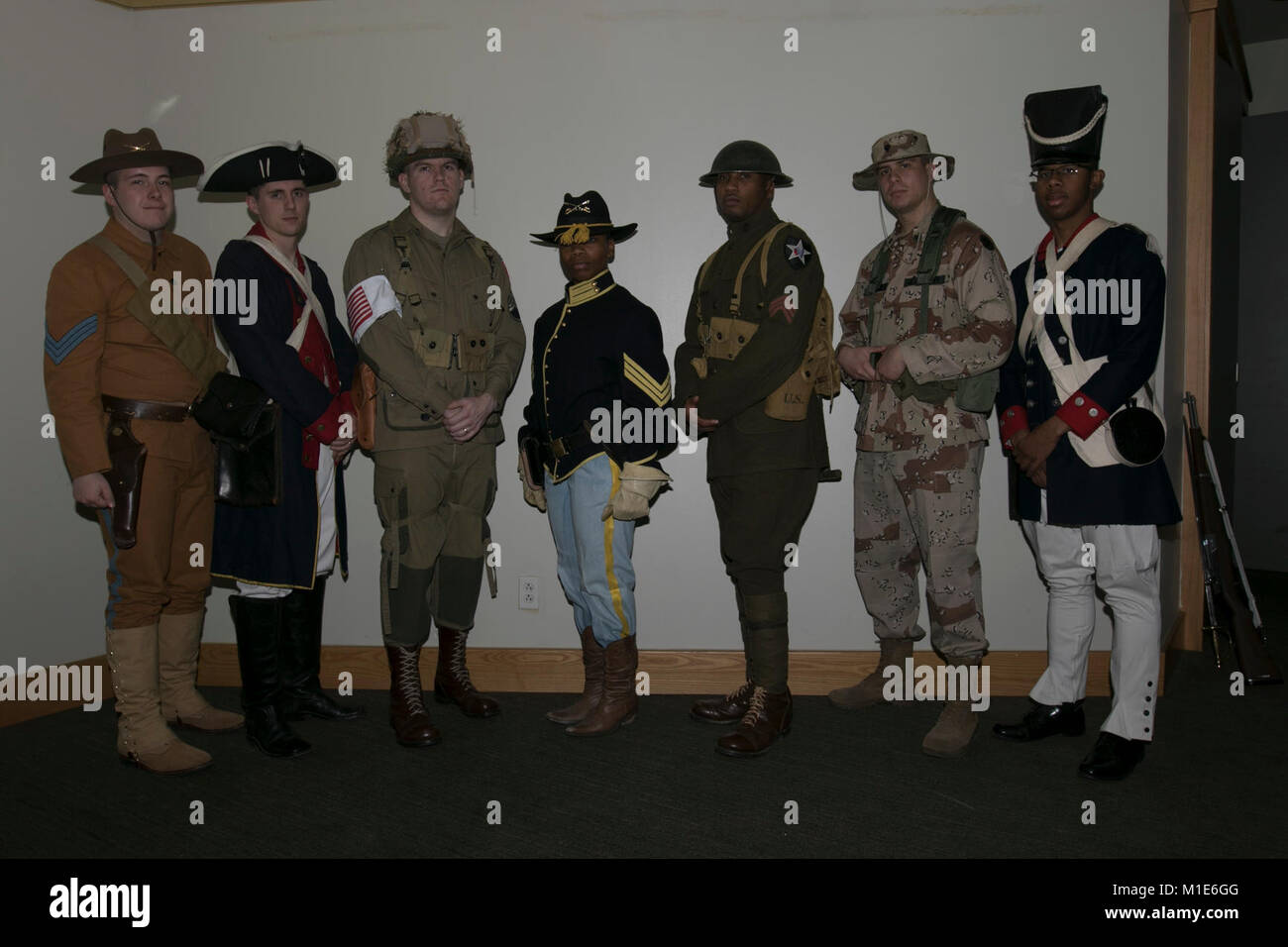 La trentacinquesima edizione di difesa aerea brigata di artiglieria e la terza il coordinamento sul campo di battaglia il distacco combinate la guardia d'onore di stand per un Foto Stock