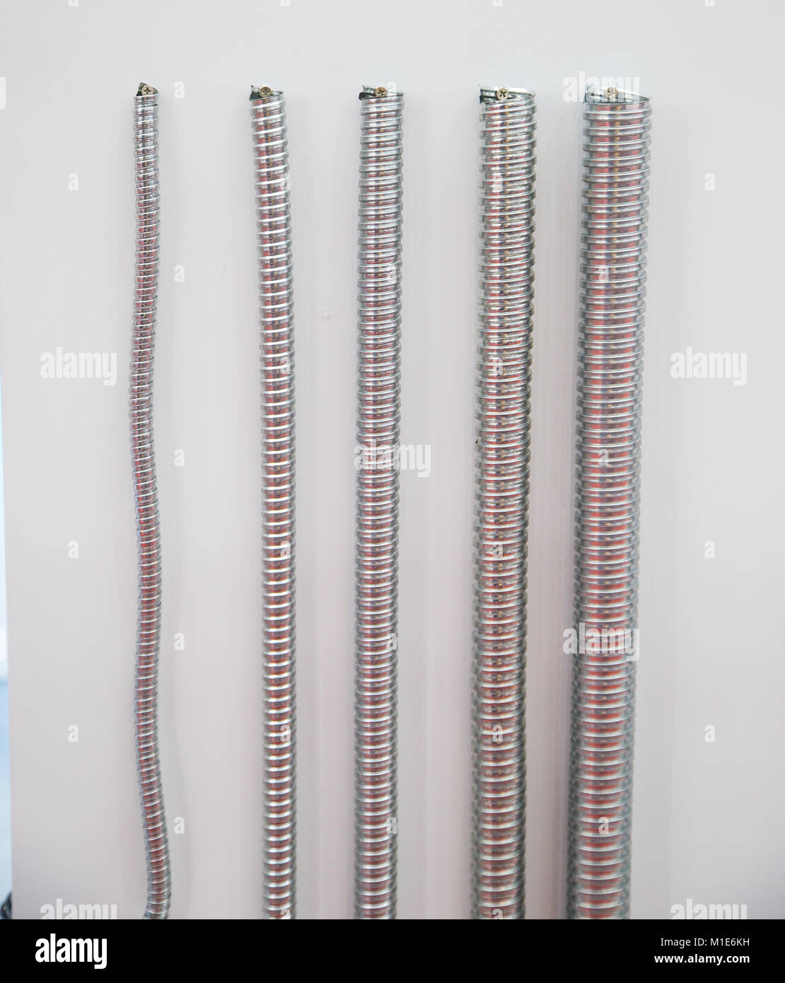 Diverse dimensioni di zincatura tubo metallico flessibile per filo Foto Stock
