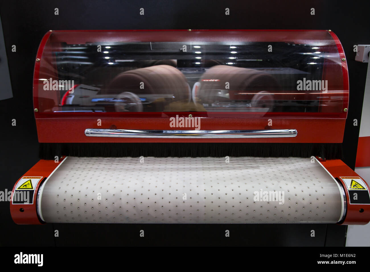 Bordo di sbavatura e macchina di arrotondamento elimina i bordi taglienti su entrambi esterni e contorni interni Foto Stock