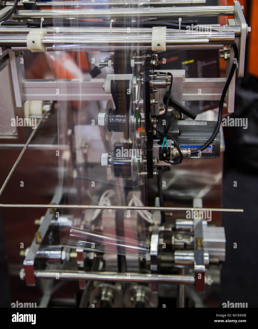 Automatico di film plastico di confezionamento rotolo per macchina impacchettatrice automatica Foto Stock