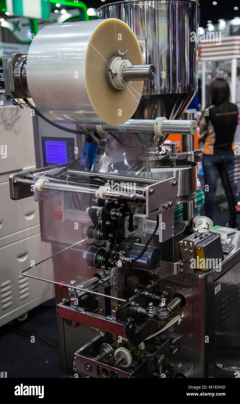 Automatico di film plastico di confezionamento rotolo per macchina impacchettatrice automatica Foto Stock