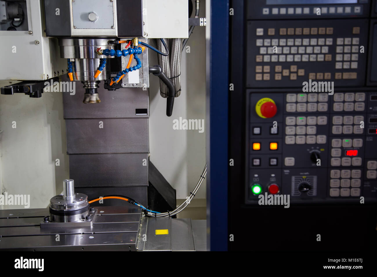 Macchina CNC tavola di lavoro e pannello di controllo Foto Stock