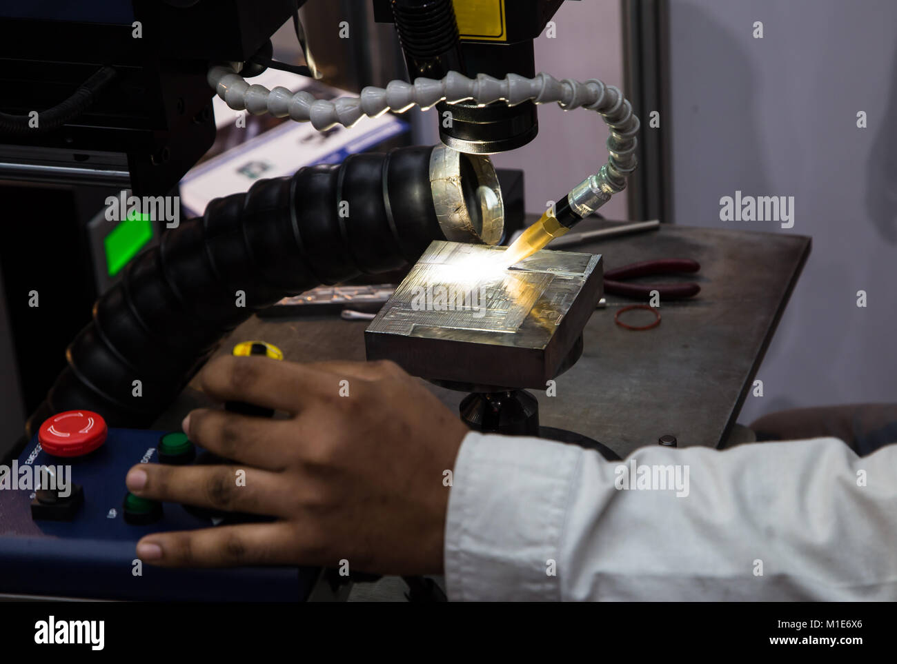 Il funzionamento della saldatrice laser macchina di saldatura Foto stock -  Alamy