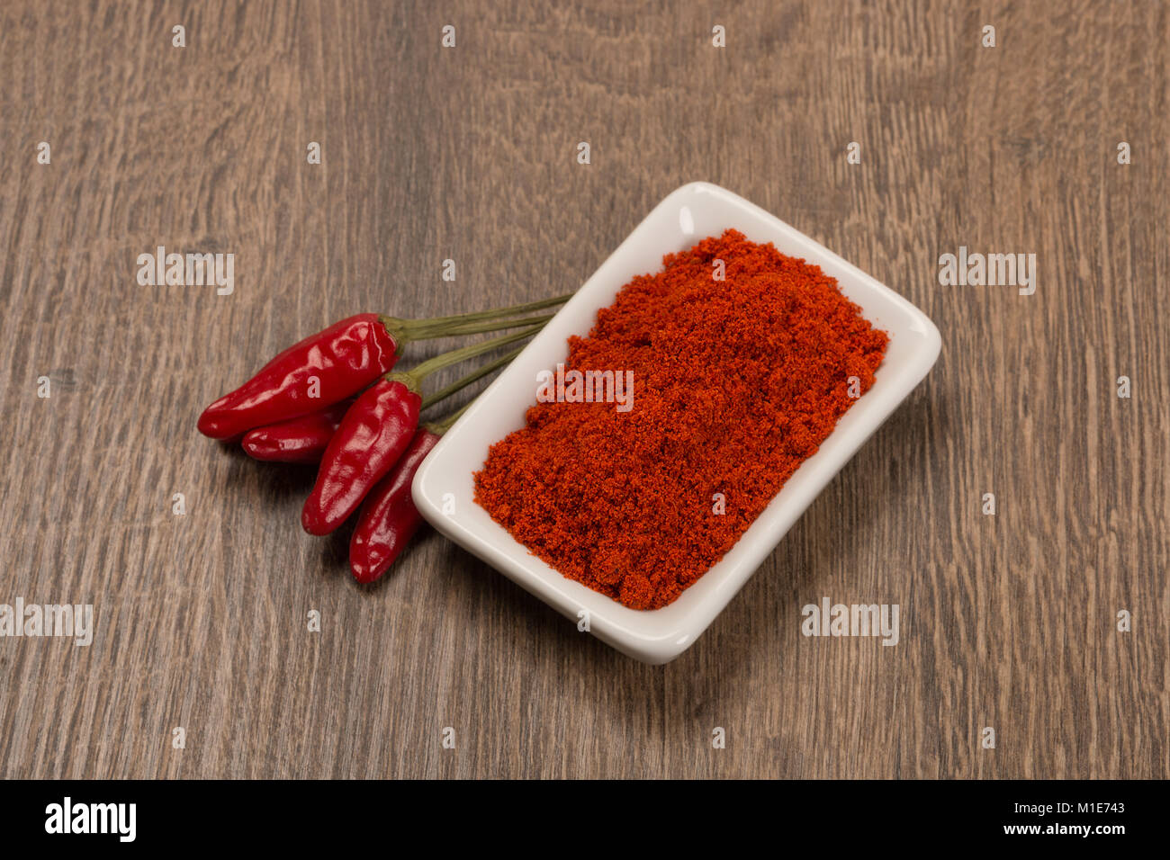 Peperoncino rosso con il peperoncino in polvere Foto Stock