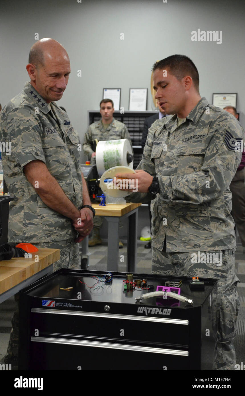 Tech. Sgt. Donald E. Kramer II, sottufficiale incaricato delle operazioni di innovazione per la Air Force applicazioni tecniche centro, mostra gen. Mike Holmes, comandante di combattimento aereo comando, un prototipo di un inizio di iterazione di un materiali giostra del programma creato da AFTAC's Innovation Lab. Questo è stato Holmes' prima visita al Dipartimento della Difesa esclusiva del trattato nucleare del Centro di monitoraggio a Patrick AFB, Florida. (U.S. Air Force Foto Stock