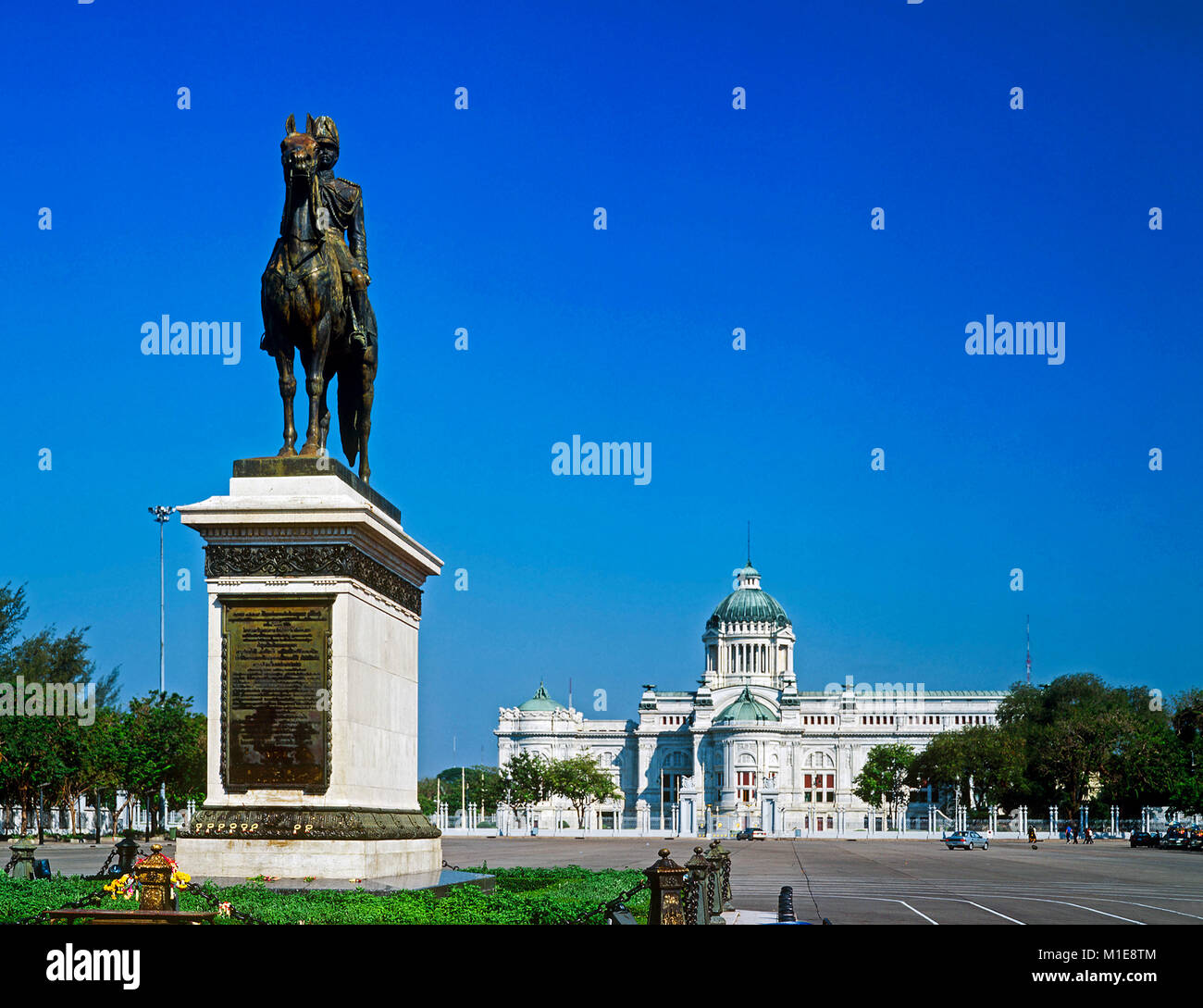 Re Chulalongkorn statua e gli edifici del governo di Bangkok, Tailandia Foto Stock