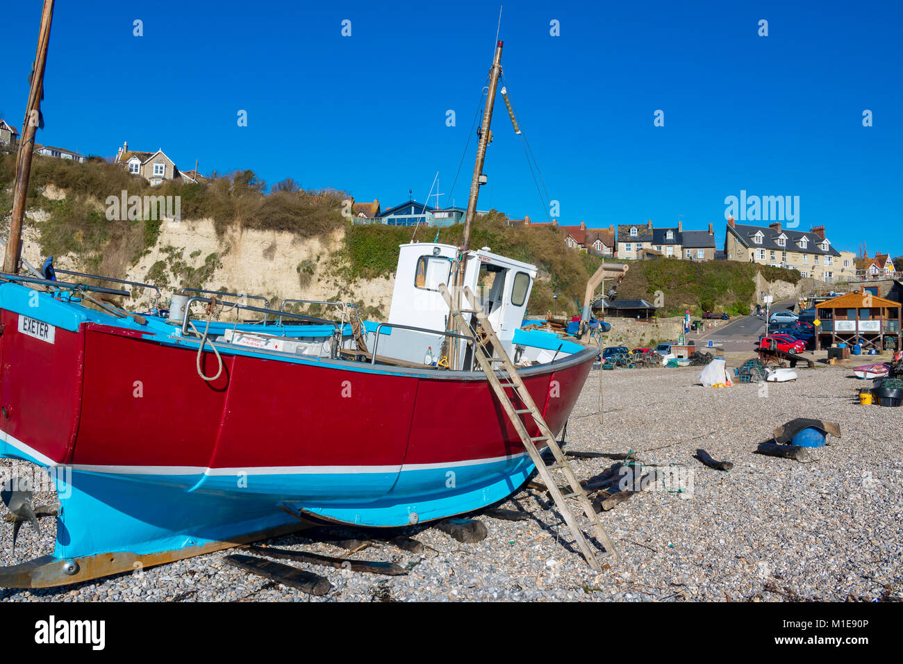 La birra Devon England Marzo 31, 2016 barche da pesca cazzate fino alla spiaggia presso il villaggio di pescatori di birra. Foto Stock