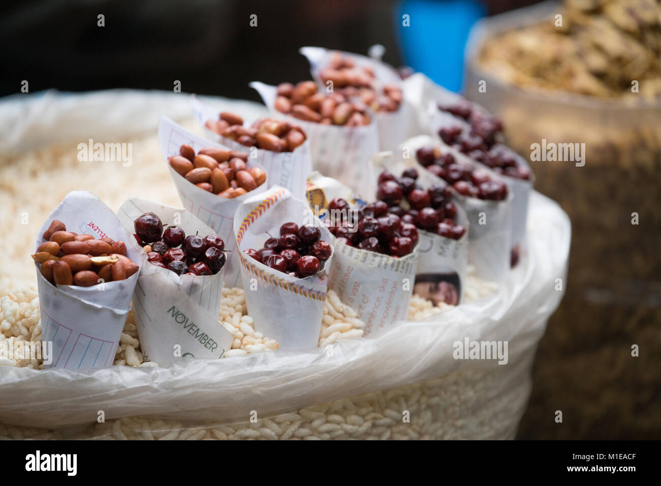 Dado di grano di cereale e bean in strada del mercato di Darjeeling, cibo di strada in India Foto Stock
