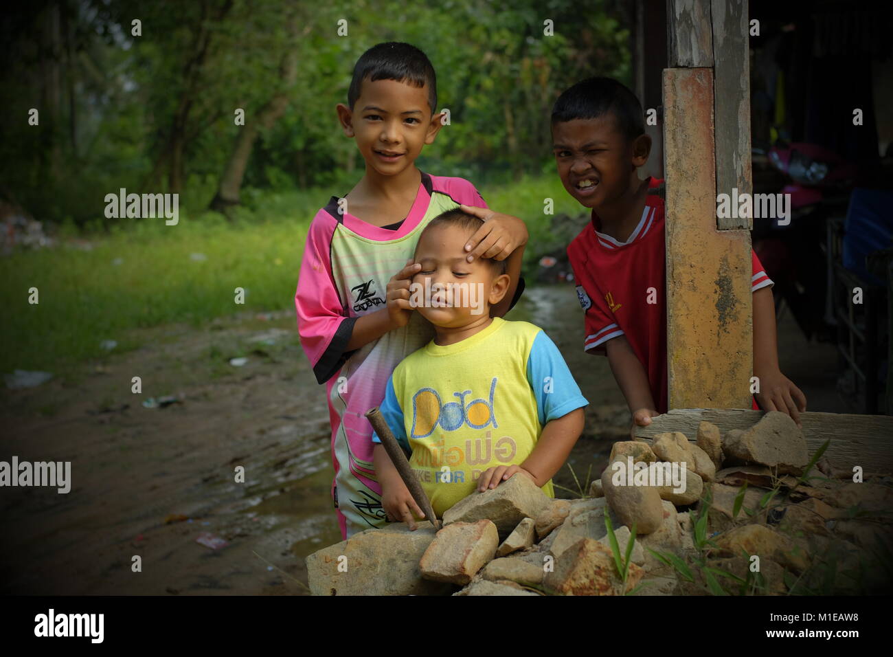 Tre ragazzi in Koh Yao Yai, un isola thailandese nel Mare delle Andamane. 20-Gen-2018 Foto Stock