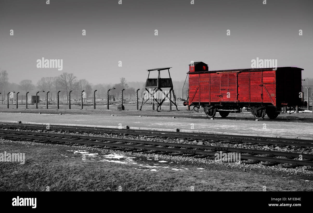 In bianco e nero con un unico colore [Blood Red] scelto al di fuori del carro ferroviario a piattaforma Judenrampe in Auschwitz II - Birkenau Holocaust Museum Foto Stock