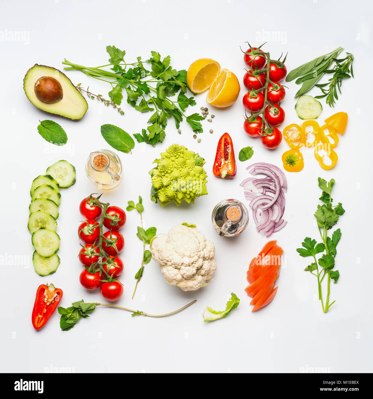 Varie insalate ingredienti su sfondo bianco, vista dall'alto, piatto laici. Pulire sano di mangiare o dieta alimenti concetto. Foto Stock