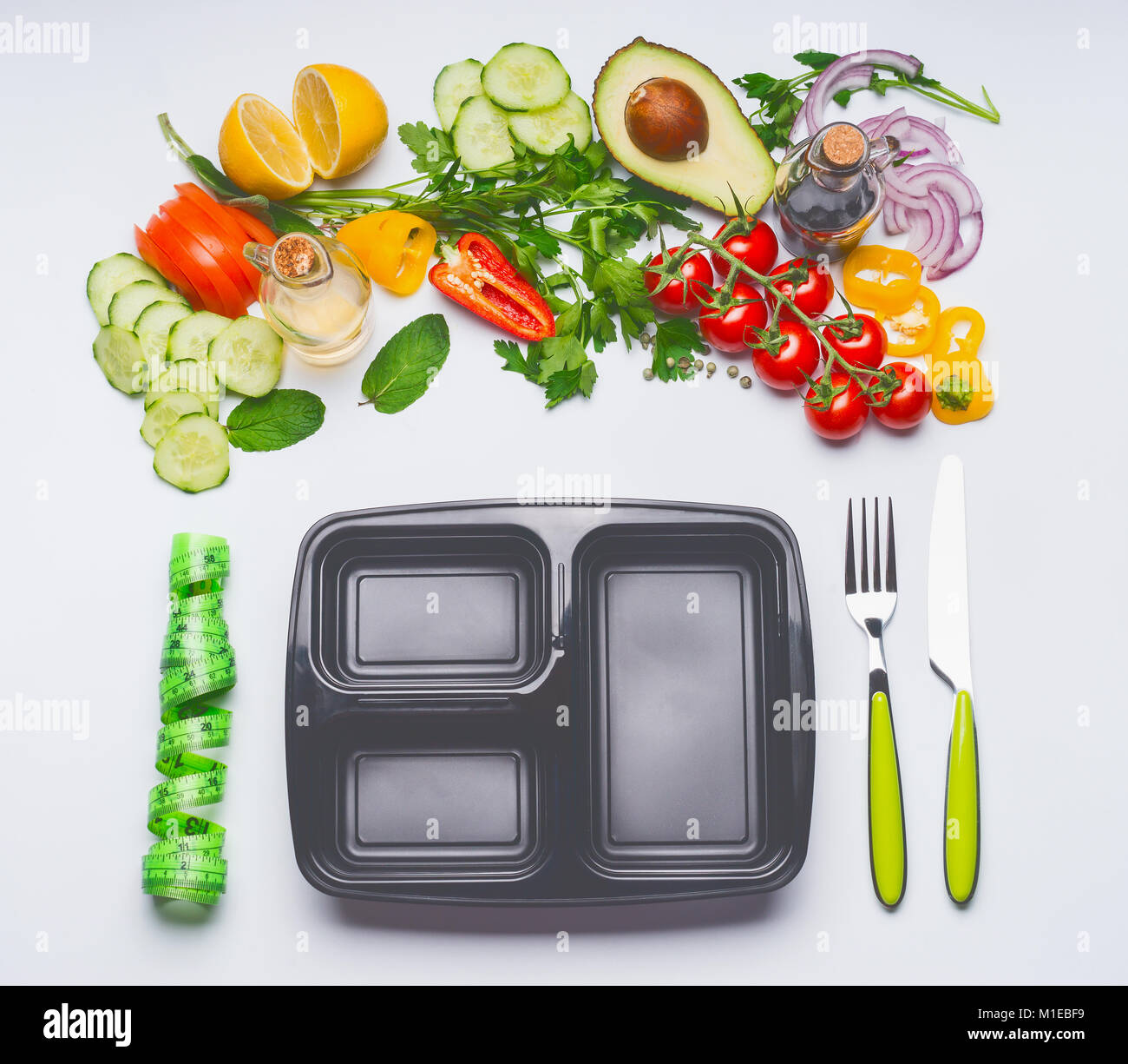 Pulire sano di mangiare o dieta alimenti concetto. Varie insalate con scatola di pranzo , posate verde e nastro di misurazione su sfondo bianco, vista dall'alto, Foto Stock