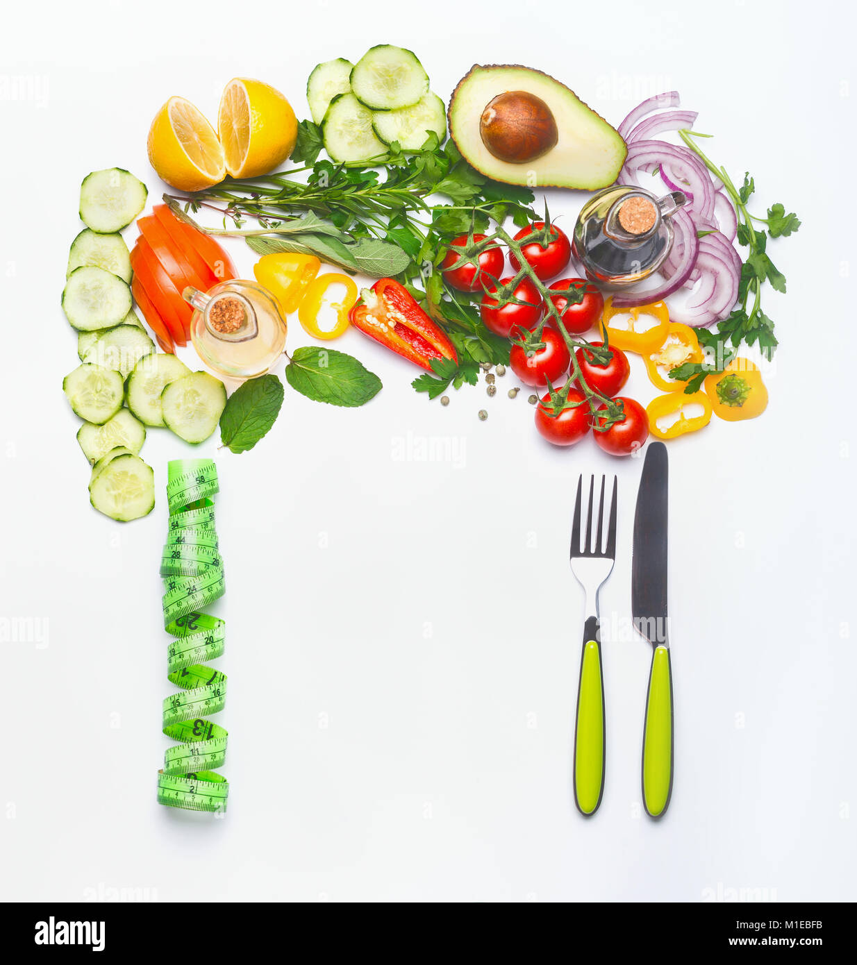 Pulire sano di mangiare o dieta alimenti concetto. Varie insalate posate verde e nastro di misurazione su sfondo bianco, vista dall'alto, piana, laici telaio. Foto Stock