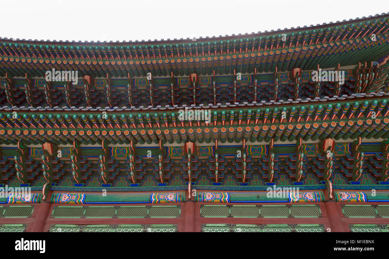 SEOUL, Corea del sud ,Settembre 12, 2015: Vista ravvicinata della Coreana tradizionale decor del tetto in corrispondenza di Gyeongbokgung Palace Foto Stock