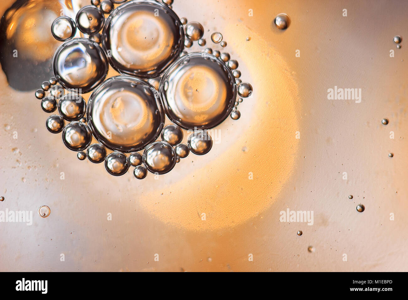 Immagine astratta di bolle in acqua, su uno sfondo colorato. Foto Stock