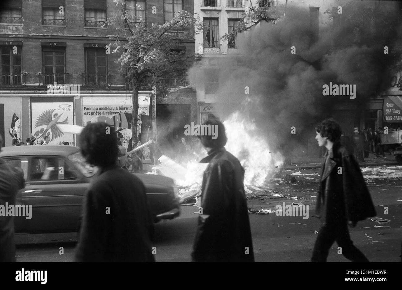 Philippe Gras / Le Pictorium - Maggio 68 - 1968 - Francia / Ile-de-France (Regione) / Parigi - manifestanti hanno acceso un fuoco Boulevard Saint-Germain, 1968 Foto Stock