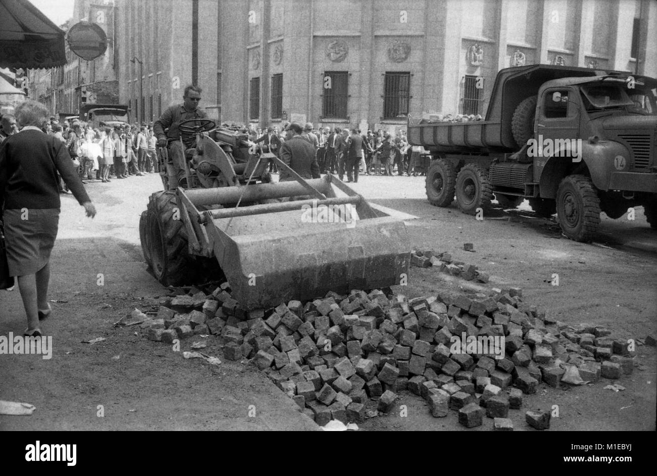 Philippe Gras / Le Pictorium - Maggio 1968 - 1968 - Francia / Ile-de-France (Regione) / Parigi - bulldozer, Strada dei Santi Padri. Foto Stock