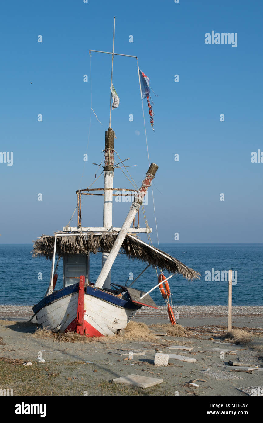 Rosso blu e bianche antiche barche da pesca accanto alla calma pelagus egeo una soleggiata giornata invernale Foto Stock