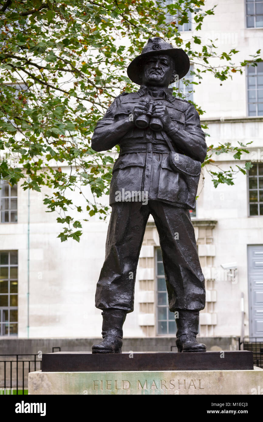 LONDON, Regno Unito - 28 OTT 2012: Ivor Roberts-Jones la statua in bronzo di William Slim, primo Visconte Slim, un militare inglese commander e il tredicesimo governatore- Foto Stock
