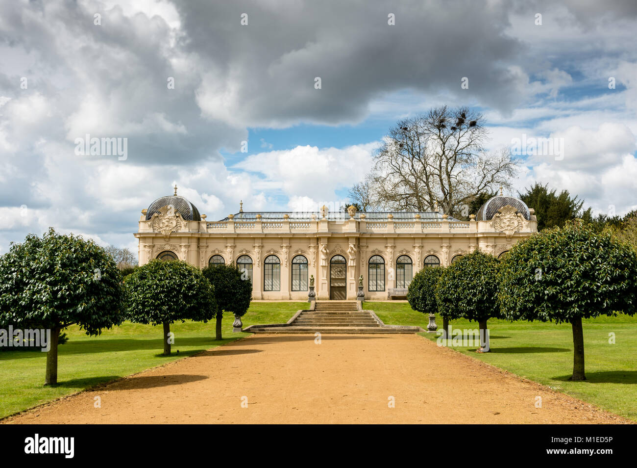L'Orangery, XIX C pavilion nello stile francese a strappare Park, raggiungibile tramite un percorso tra il puro alberi nani Foto Stock