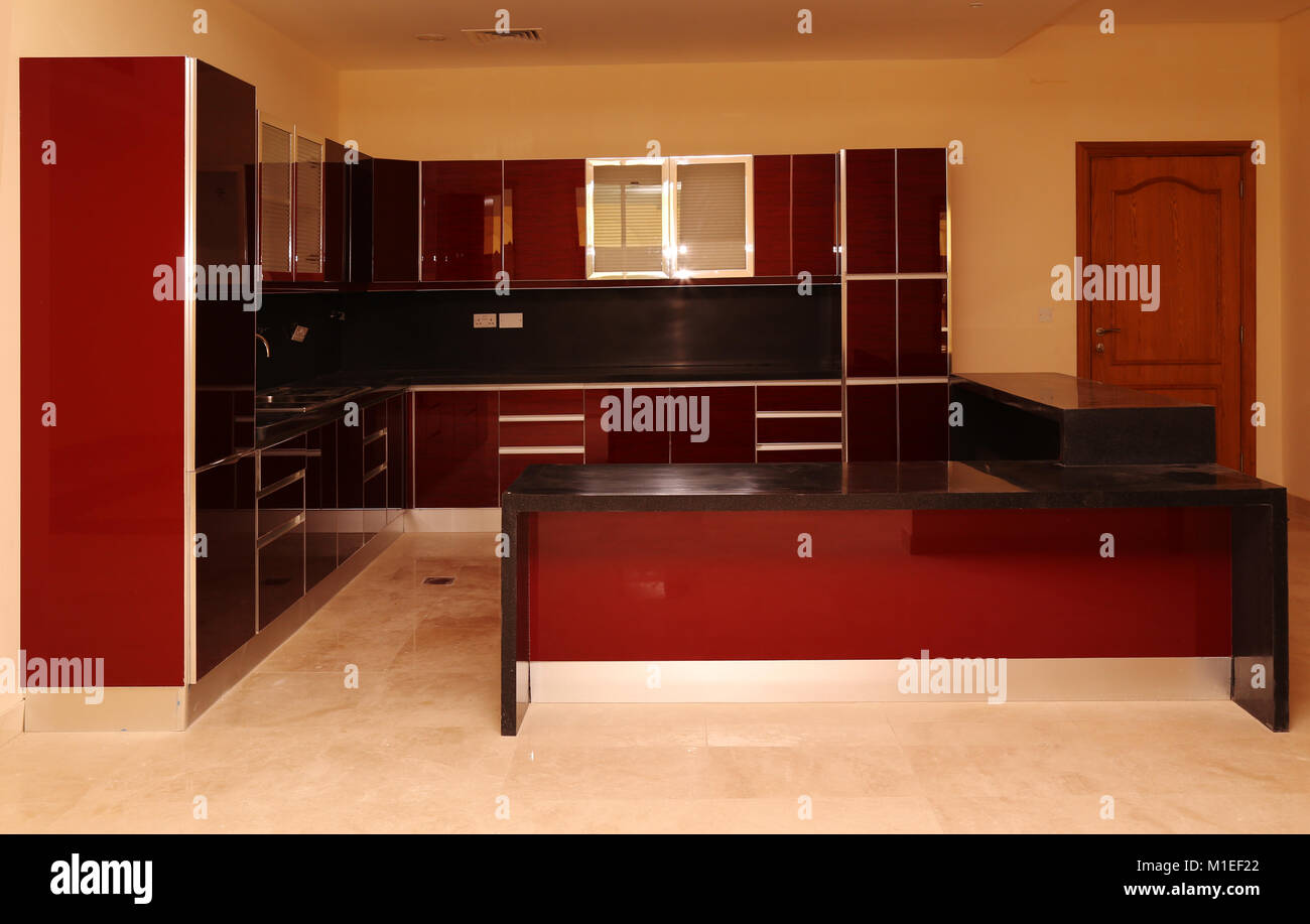 Cucina a vista con parete e unità di base di mobili da cucina in una villa moderna Foto Stock