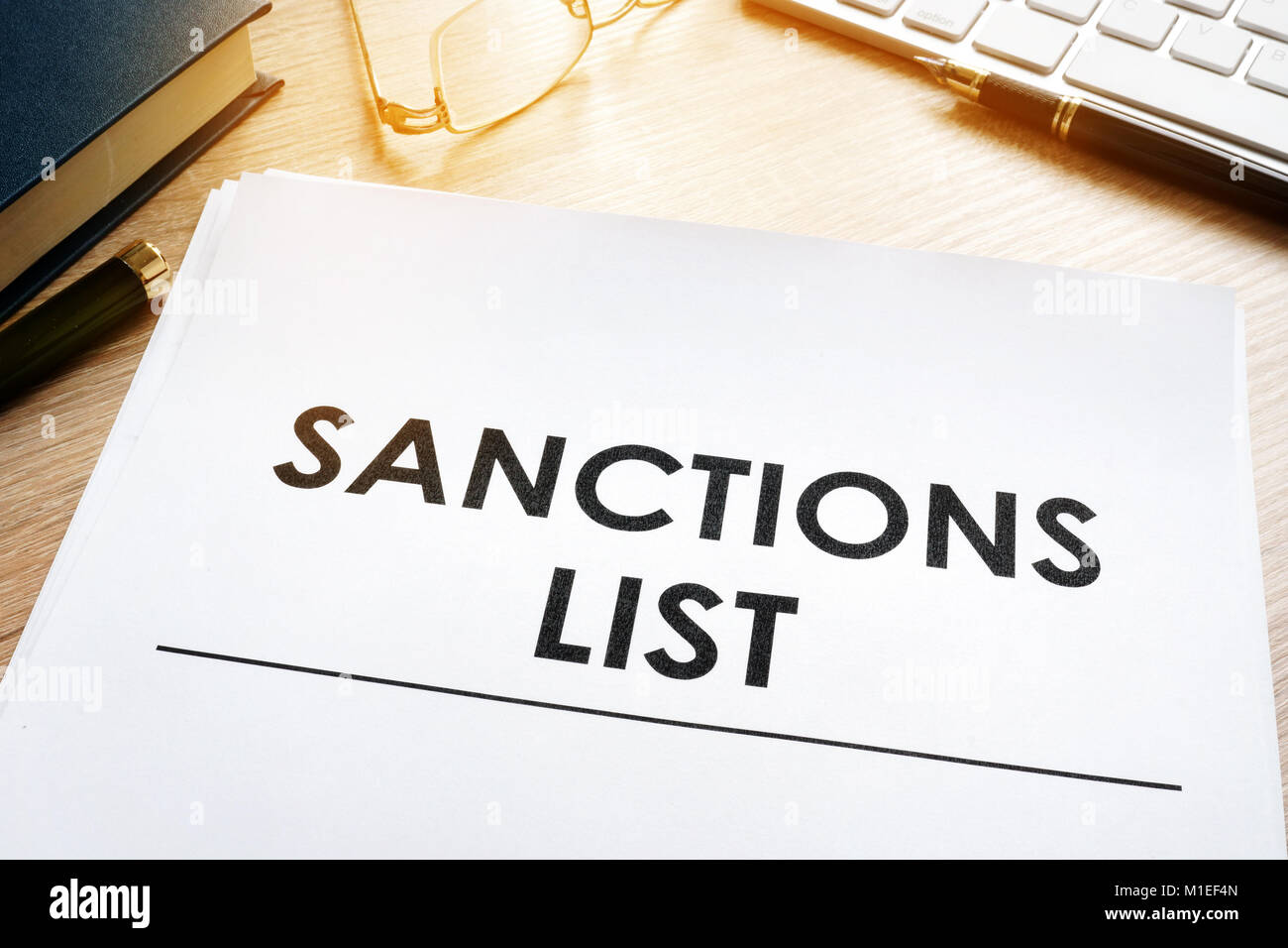 Elenco sanzioni su una scrivania. Governo agisca per sanzionato paesi concetto. Foto Stock