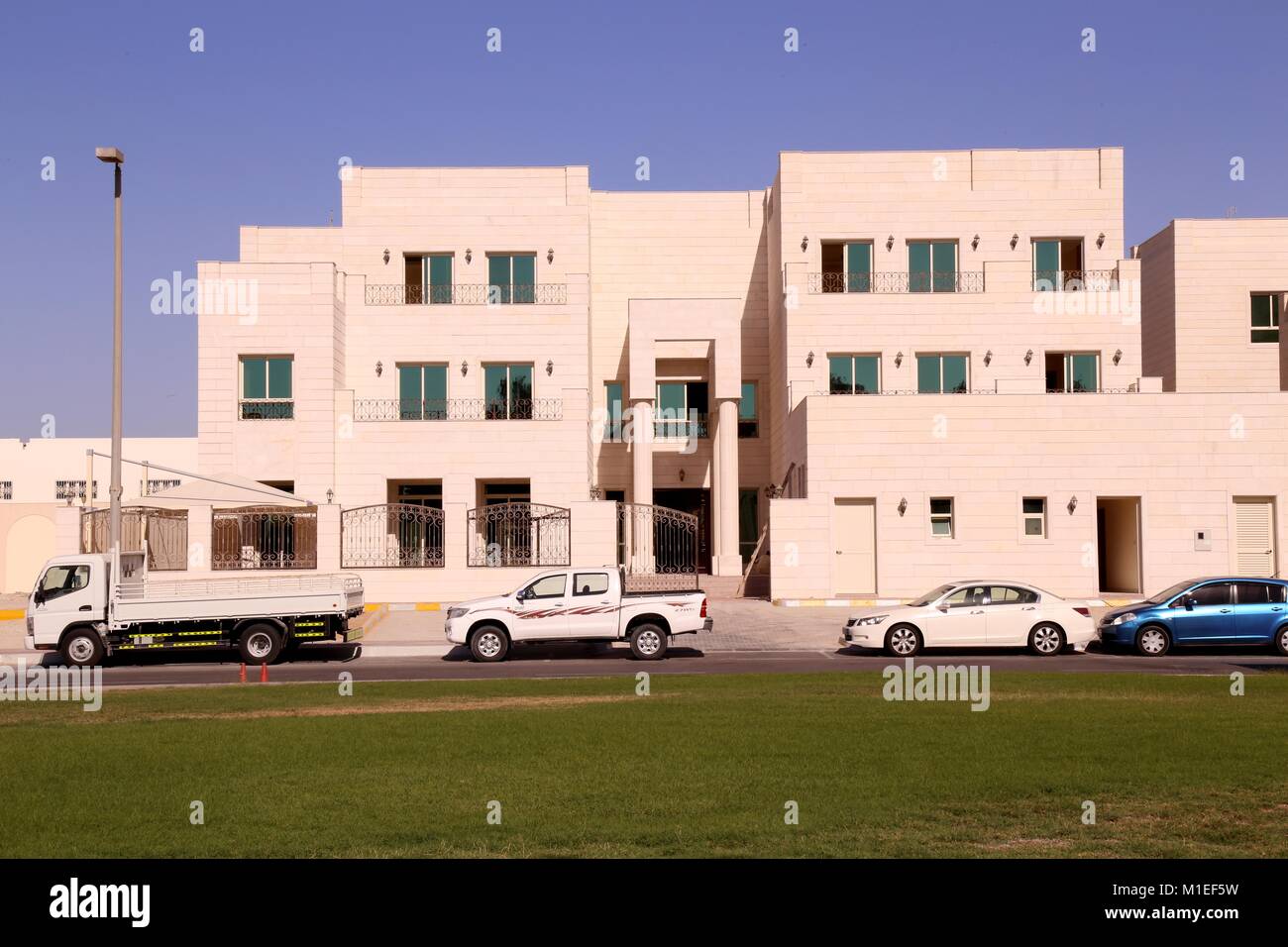 Villa contemporanea con pietra naturale - Rivestimento girato da Dubai Foto Stock