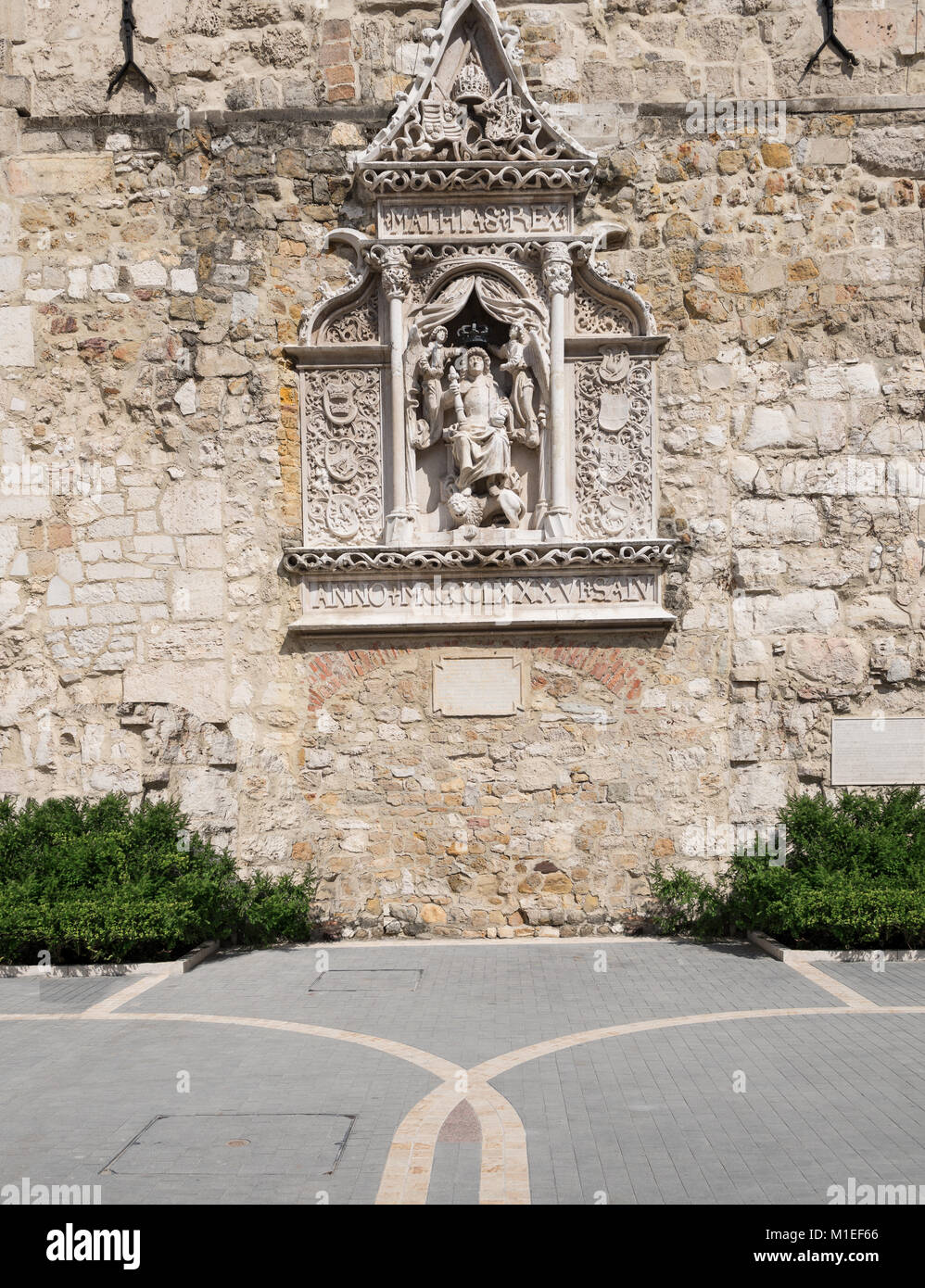 Parete storico decor in basso rilievo sul Castello di Buda motivi, Budapest, Ungheria Foto Stock