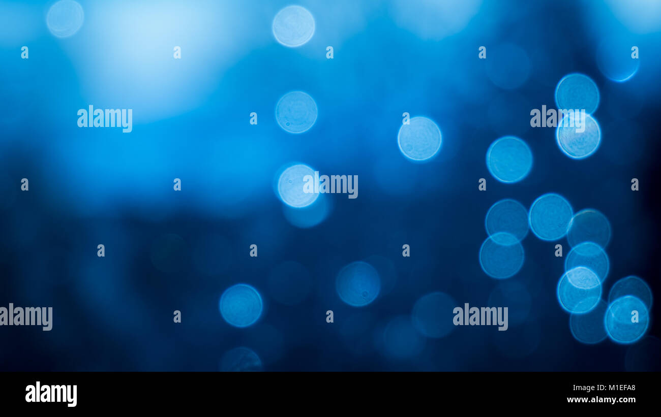 Bokeh di fondo per effetto delle gocce di pioggia su una finestra. Blu dal cielo in background. Foto Stock