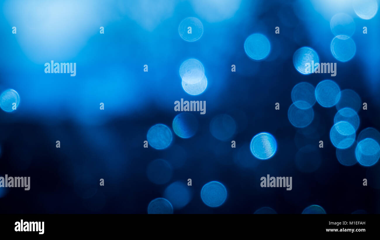 Bokeh di fondo per effetto delle gocce di pioggia su una finestra. Blu dal cielo in background. Foto Stock