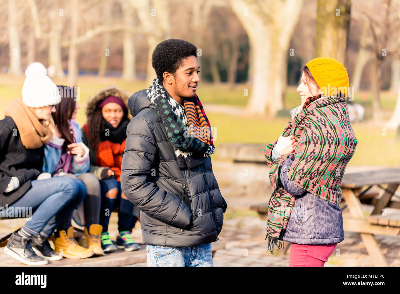 African American giovane uomo che parla con la femmina amico all'aperto Foto Stock