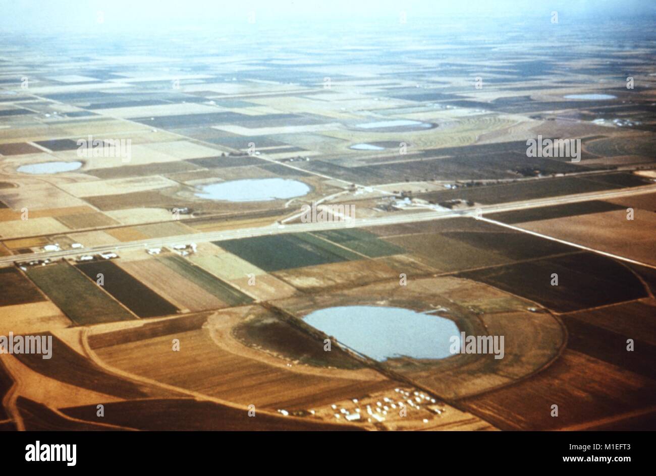 Fotografia areale di playa laghi piena di acqua stagnante con campi intorno a loro, in Texas, un sito relativo al CDC inchiesta del vettore di malattie in acqua risorsa sviluppi, 1976. Immagine cortesia CDC. () Foto Stock