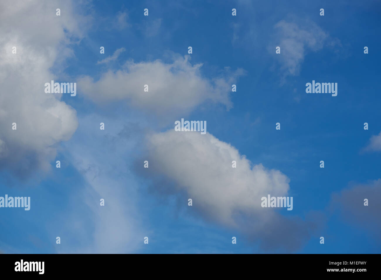 Abstract di colore grigio nuvole su sfondo blu. Tempo di giorno sky Foto Stock