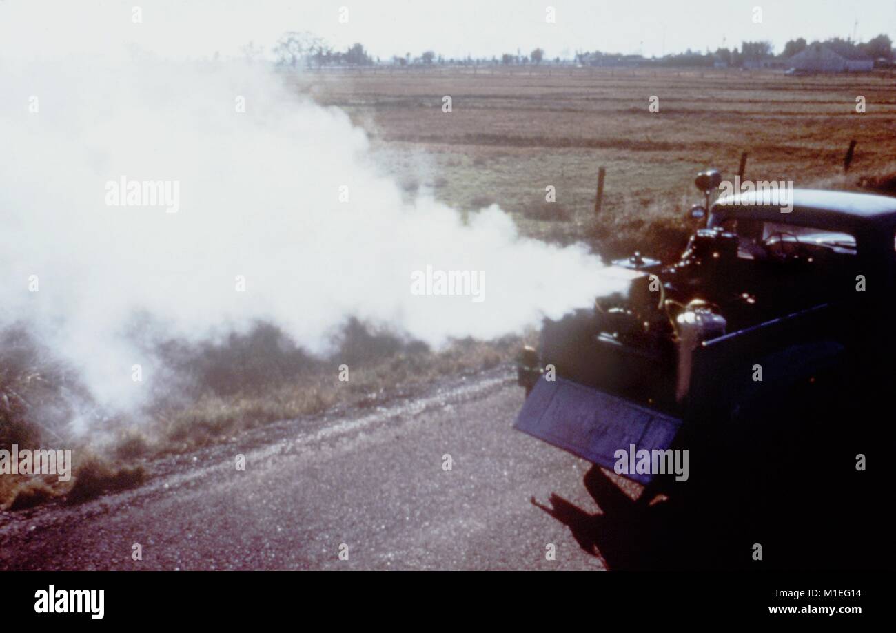 Mosquito fogger montati su un carrello la spruzzatura di insetticida per irrigazione piscine di drenaggio, 1976. Immagine cortesia di centri per il controllo delle malattie (CDC) / James Stewart. () Foto Stock