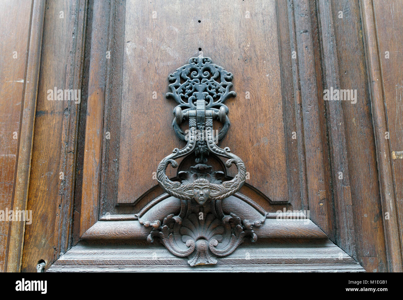 Il XVIII secolo porta dell'Hotel d'Albret al 31, rue des Francs Bourgeois nel quartiere Marais di Parigi. Fu eretto nel XVI secolo. Foto Stock